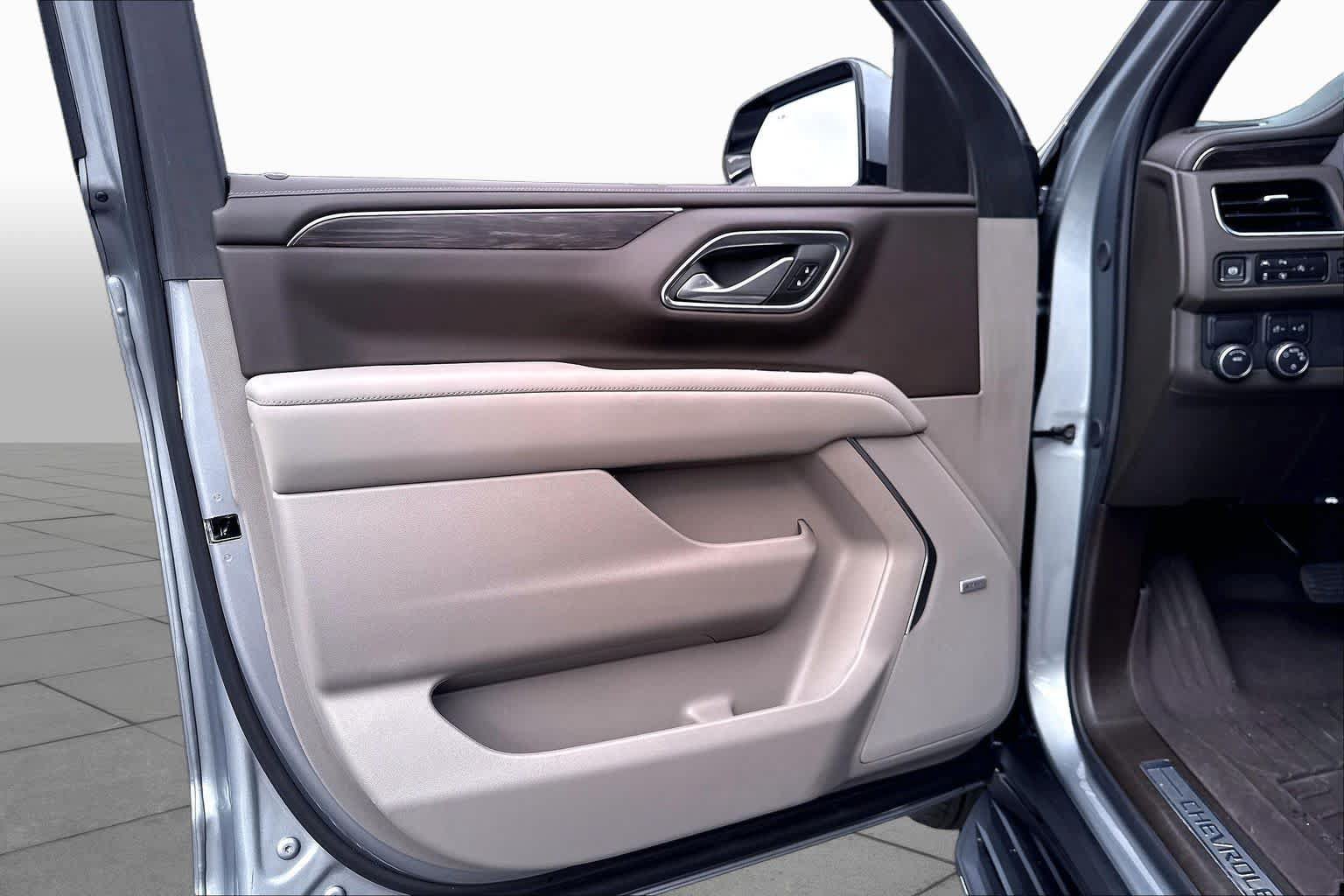 Used 2024 Chevrolet Tahoe LT w/ Luxury Package RWD image 21