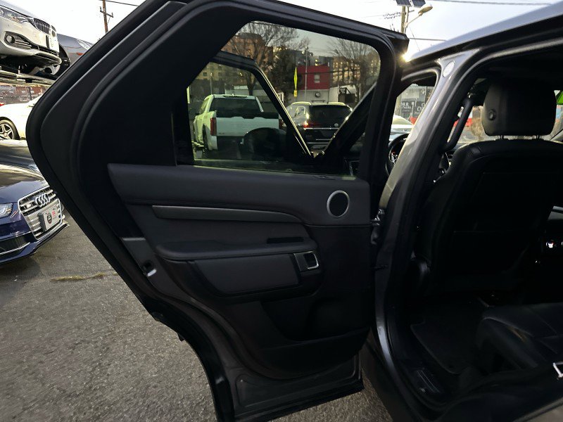 Used 2017 Land Rover Discovery HSE image 25