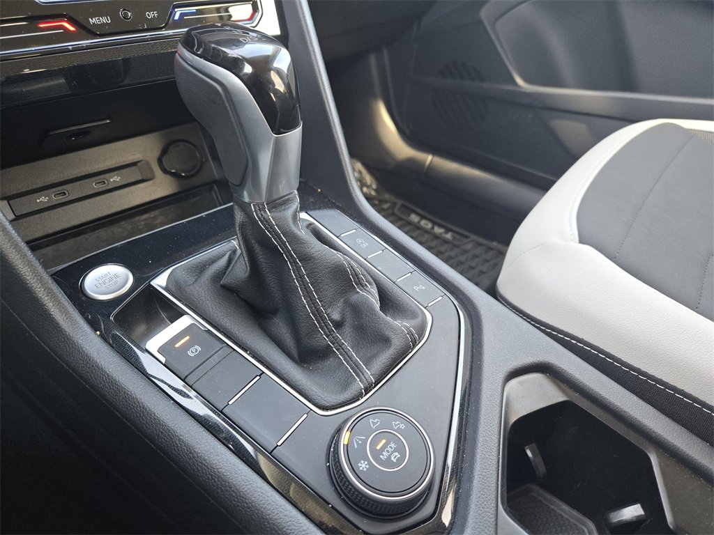 Used 2025 Volkswagen Taos SE image 21