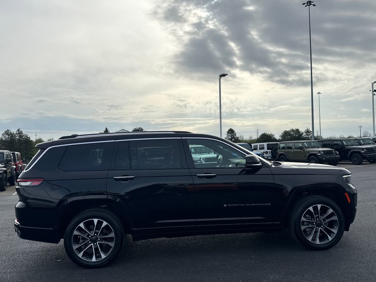 Used 2021 Jeep Grand Cherokee L Overland AWD/4WD image 2
