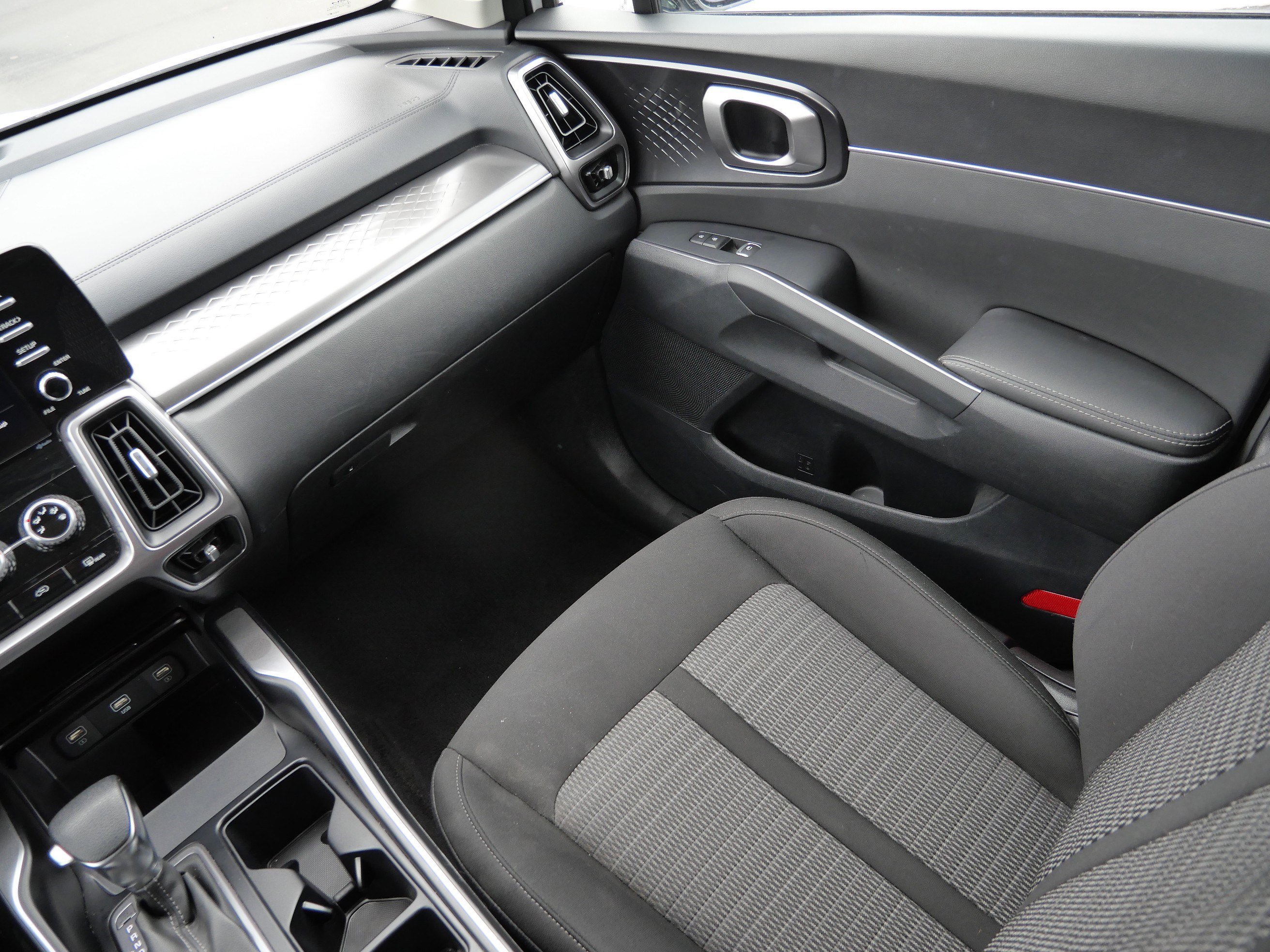 Used 2023 Kia Sorento LX image 11