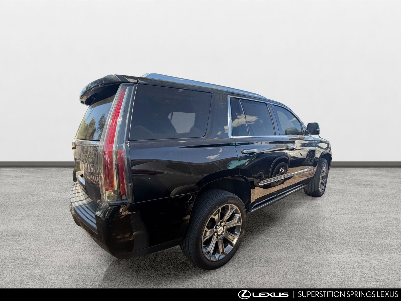 Used 2018 Cadillac Escalade Platinum AWD/4WD image 3