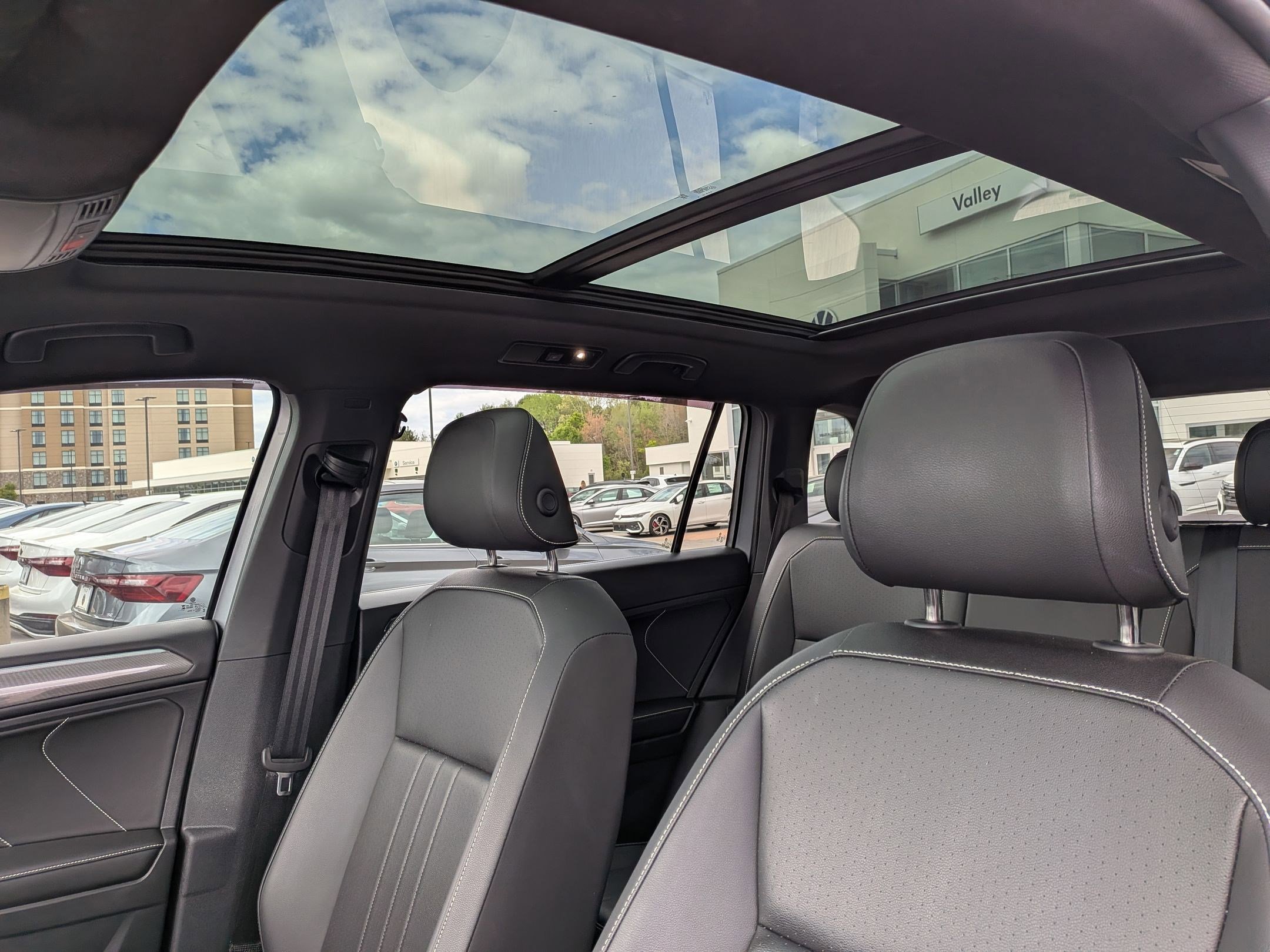 Used 2024 Volkswagen Tiguan SE R-Line image 16