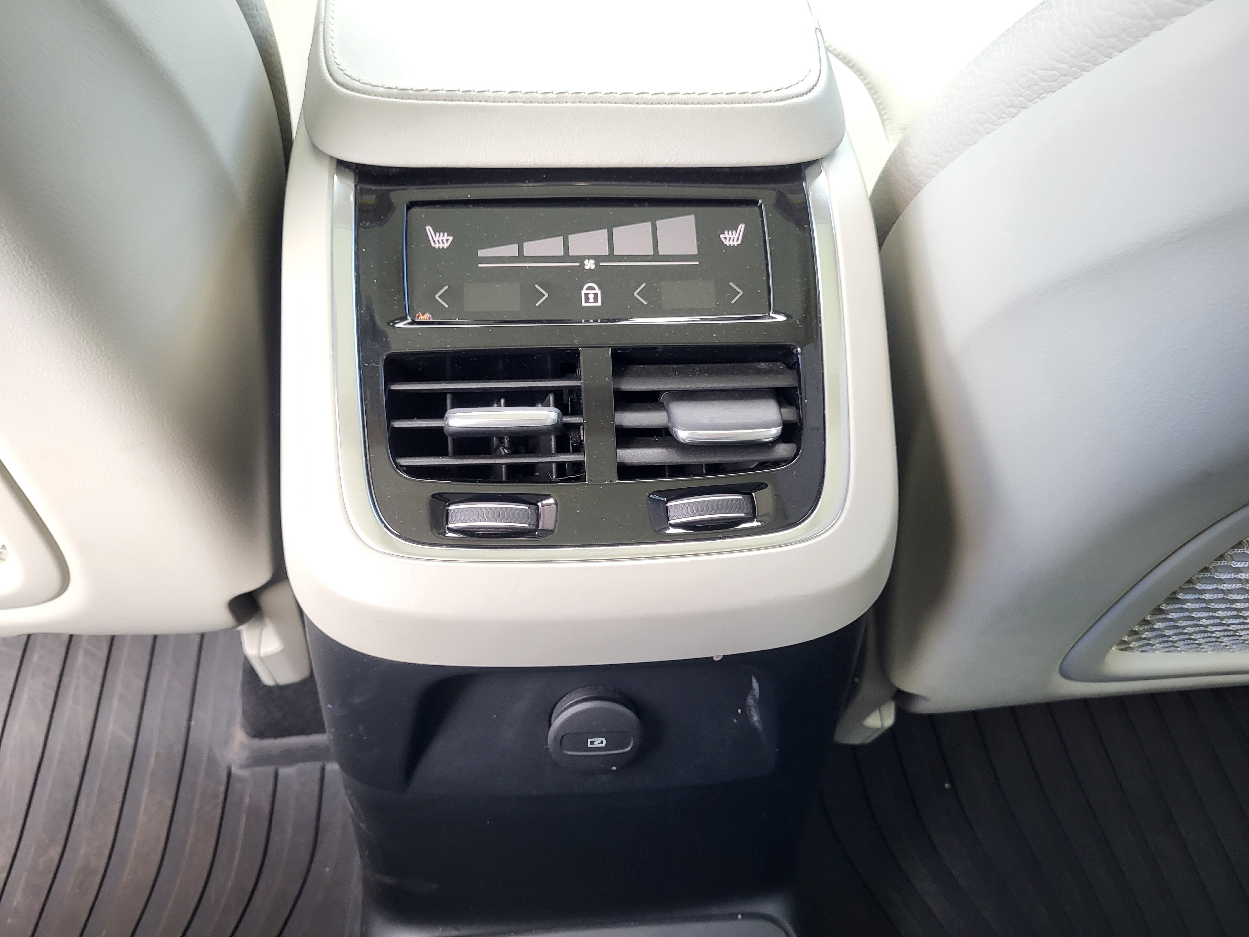 Certified 2024 Volvo XC90 T8 Plus w/ Protection Package Premier image 24