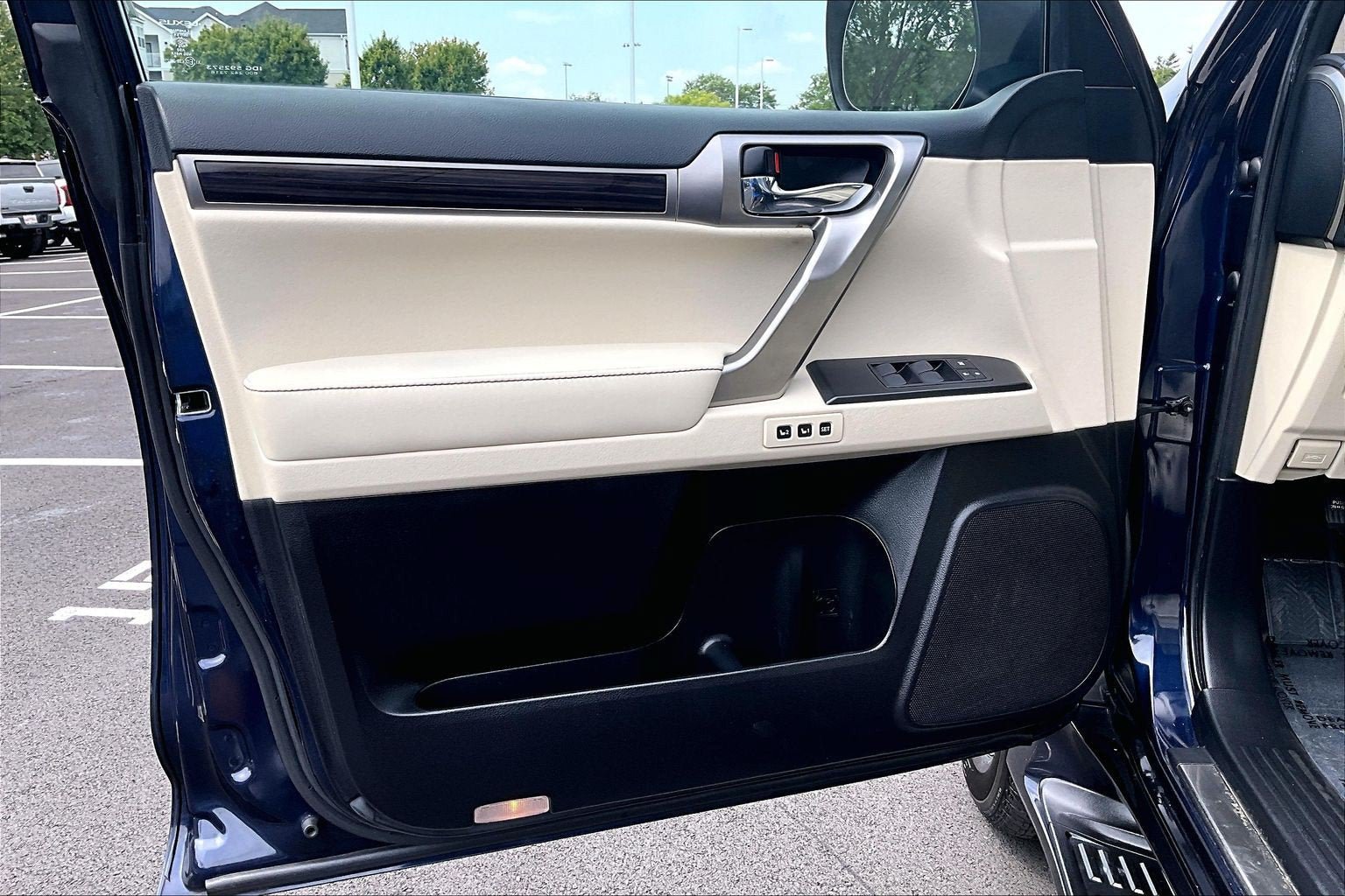 Used 2022 Lexus GX 460 w/ Accessory Package AWD/4WD image 21