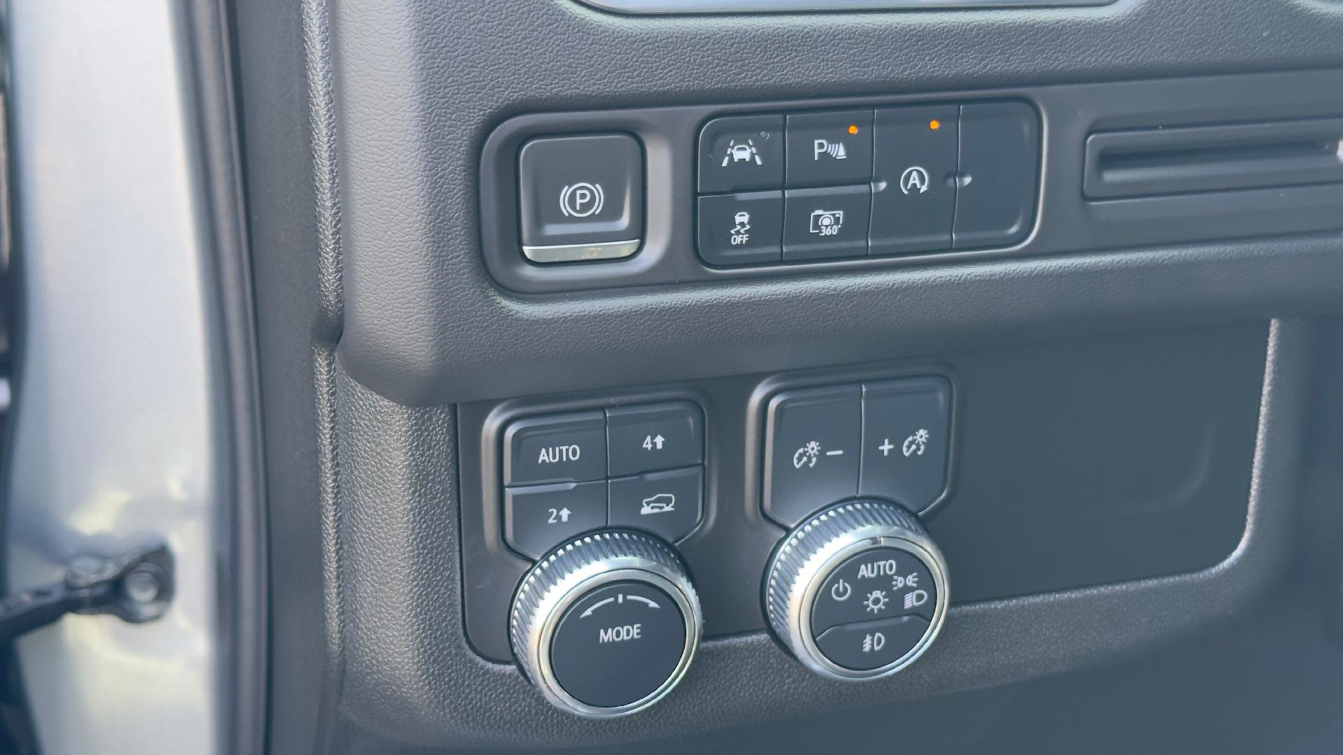 Used 2024 GMC Yukon SLT w/ SLT Luxury Package image 18