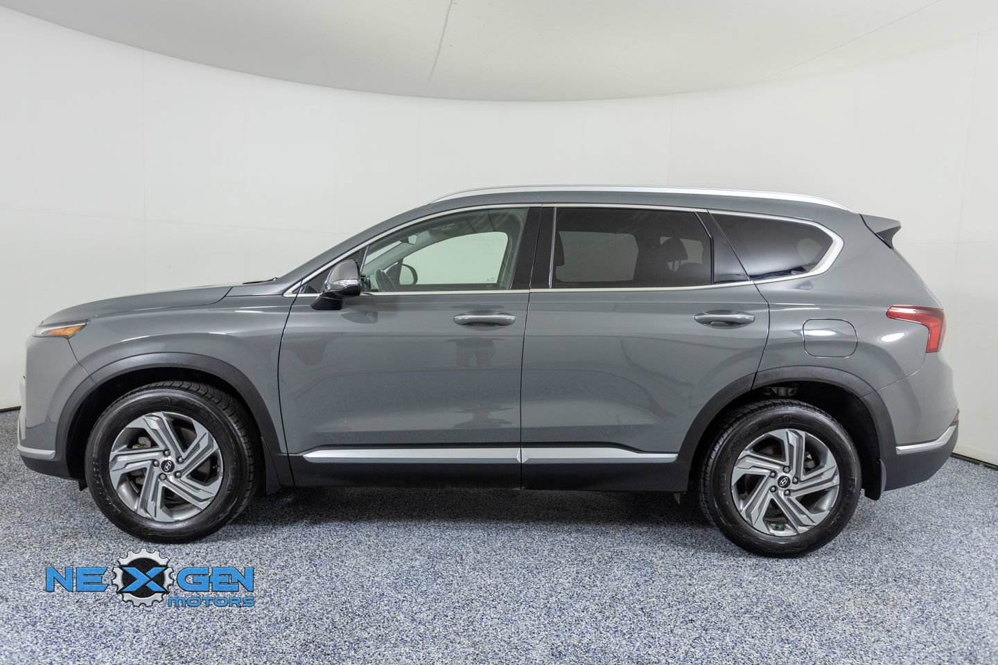 Used 2022 Hyundai Santa Fe SEL w/ Convenience Package FWD image 4