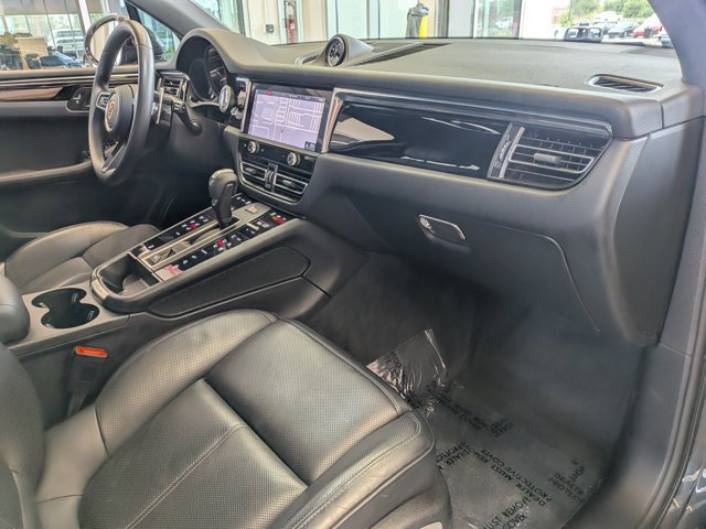 Used 2025 Porsche Macan AWD/4WD image 27