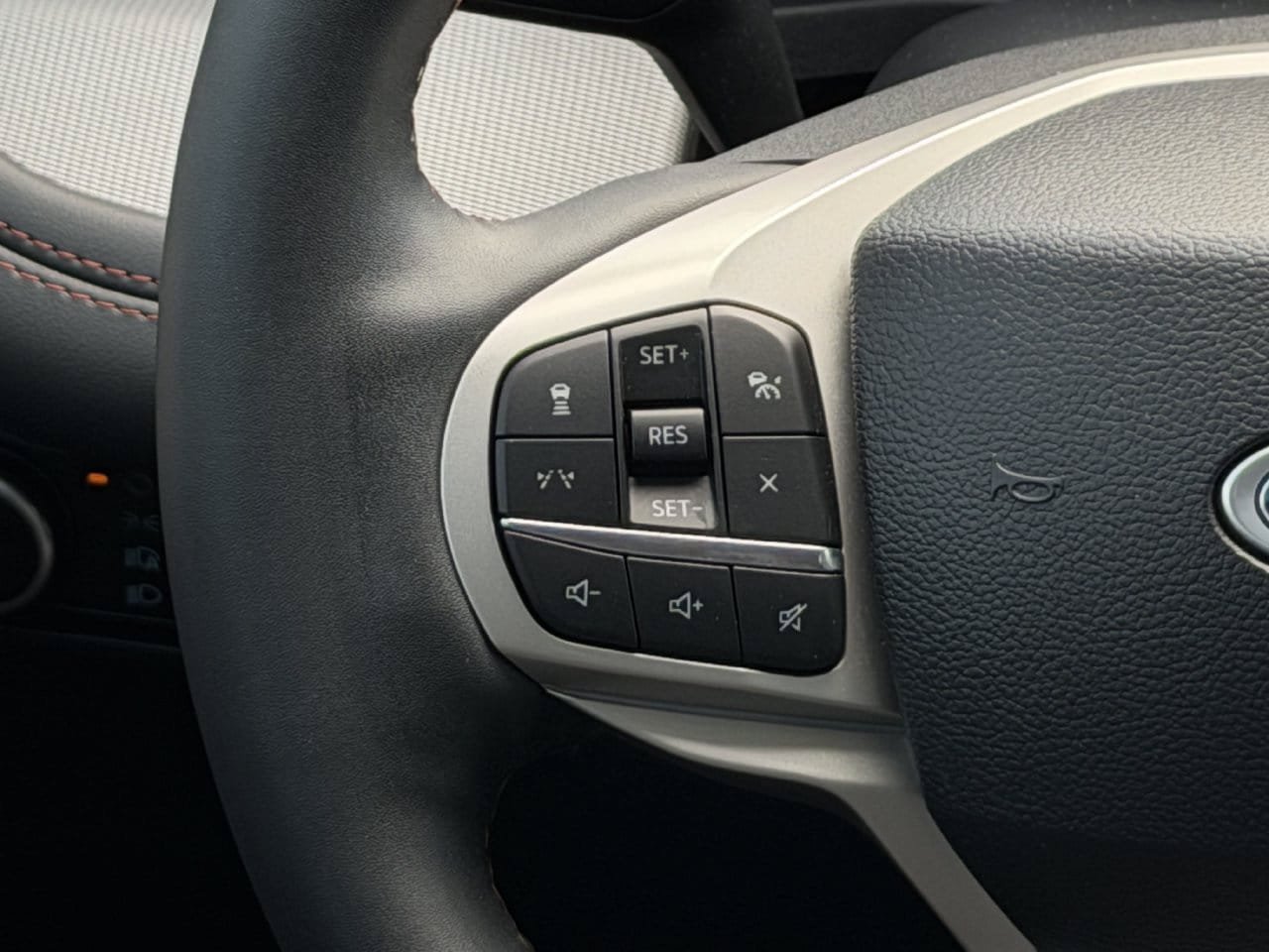 Used 2025 Ford Explorer Active RWD image 13