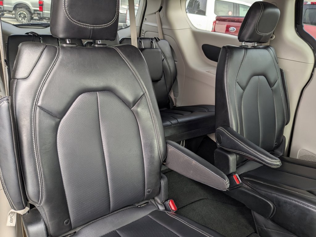 Used 2024 Chrysler Pacifica Touring-L FWD image 16