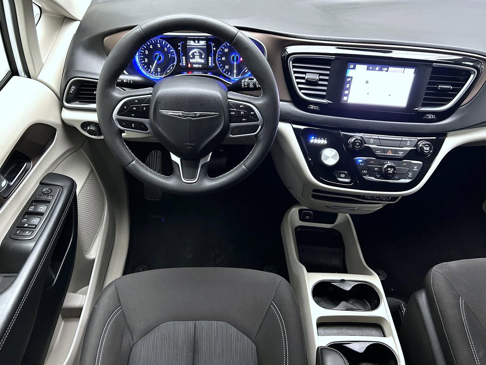 Used 2023 Chrysler Voyager LX image 14