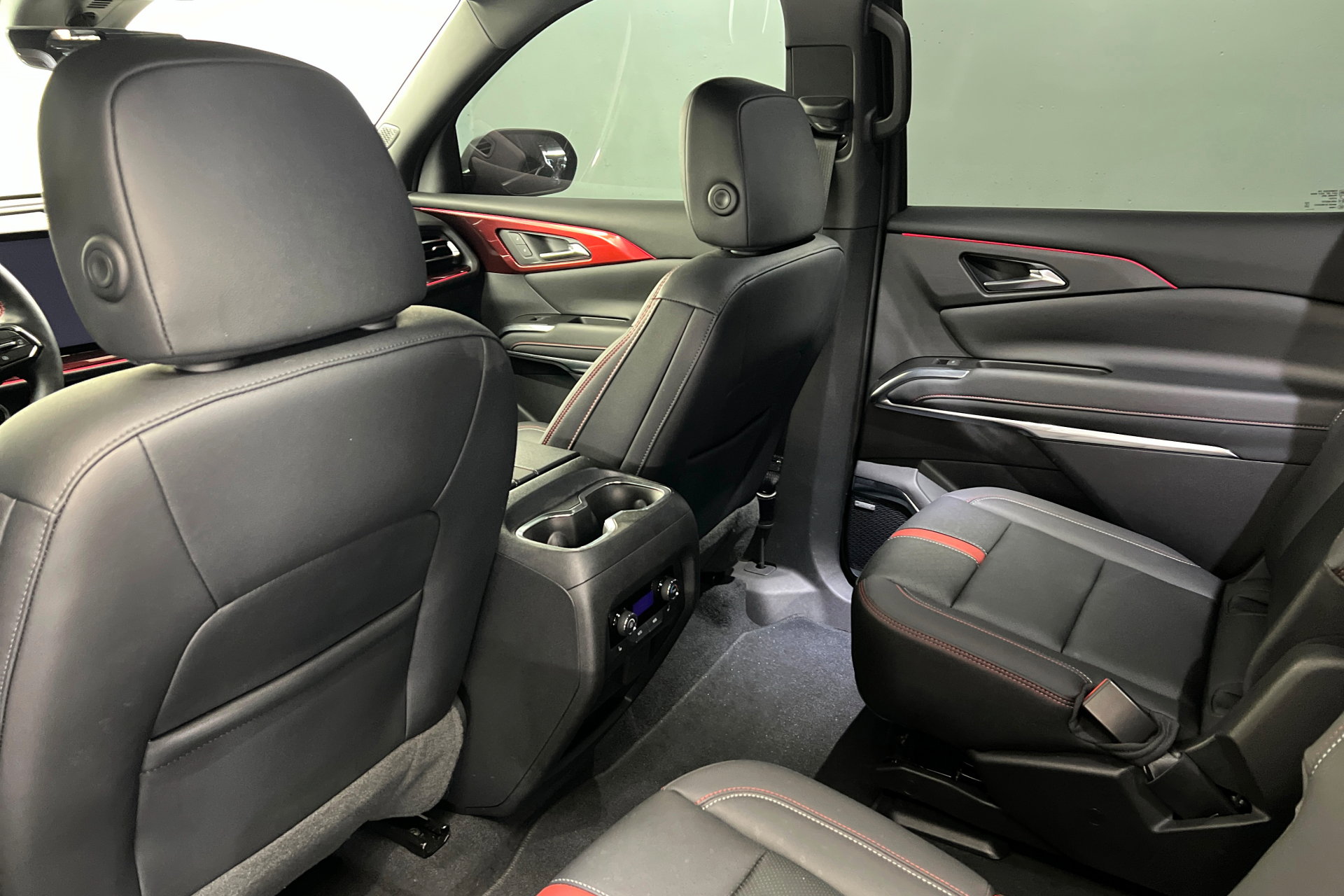 Used 2024 Chevrolet Traverse RS FWD image 20