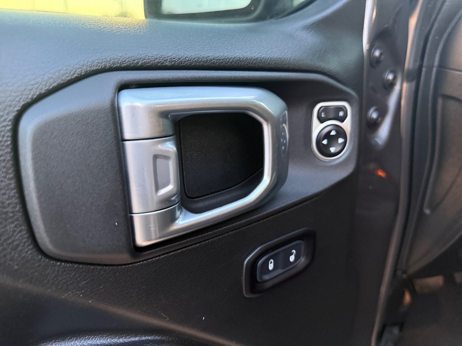 Used 2024 Jeep Wrangler Unlimited Rubicon AWD/4WD image 13