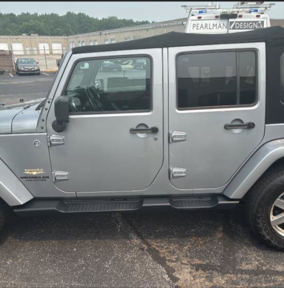 Used 2015 Jeep Wrangler Unlimited Sahara w/ Connectivity Group AWD/4WD image 3