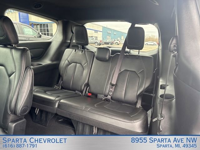 Used 2025 Chrysler Pacifica Select image 24