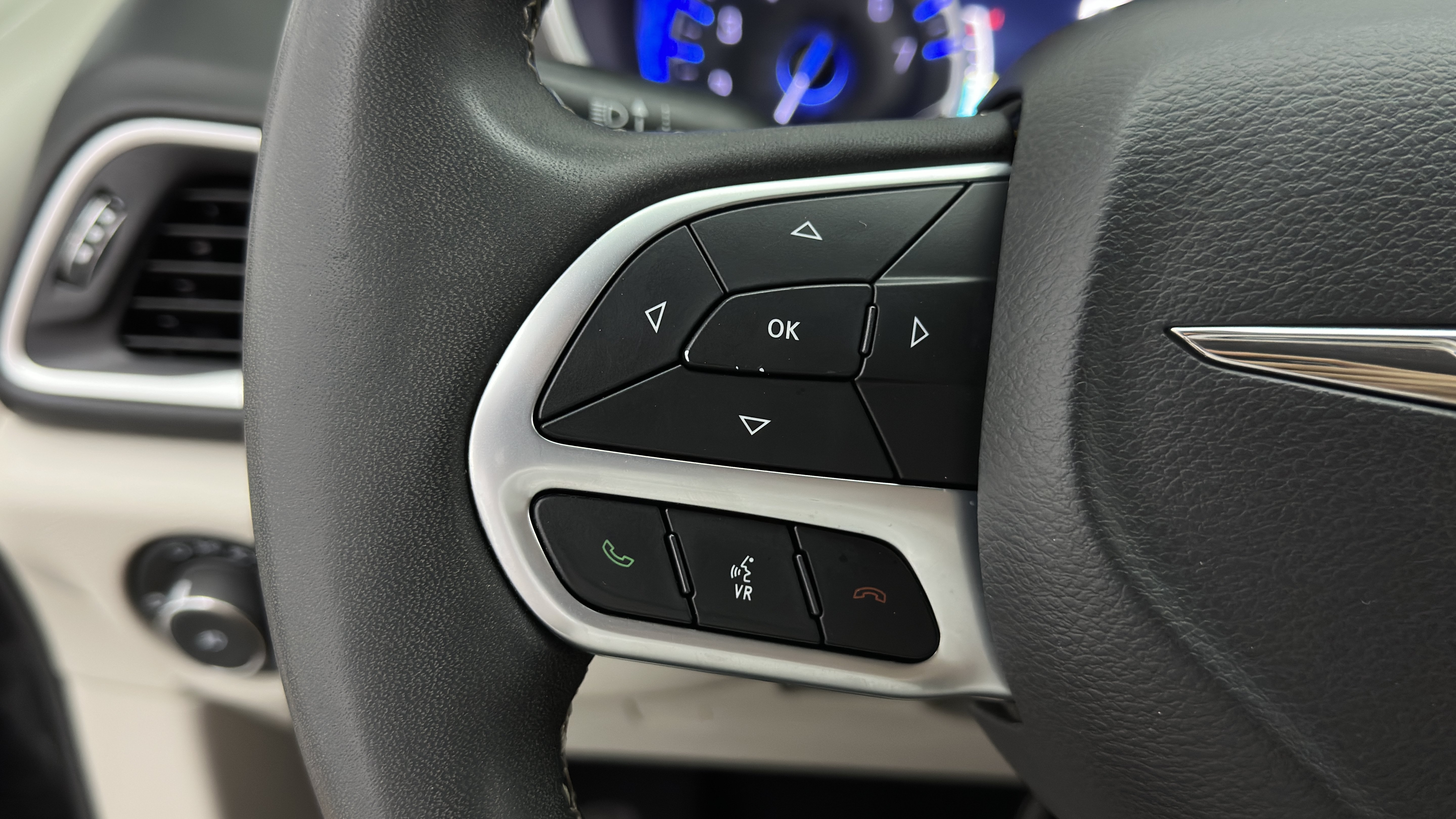 Used 2023 Chrysler Pacifica Touring-L FWD image 22