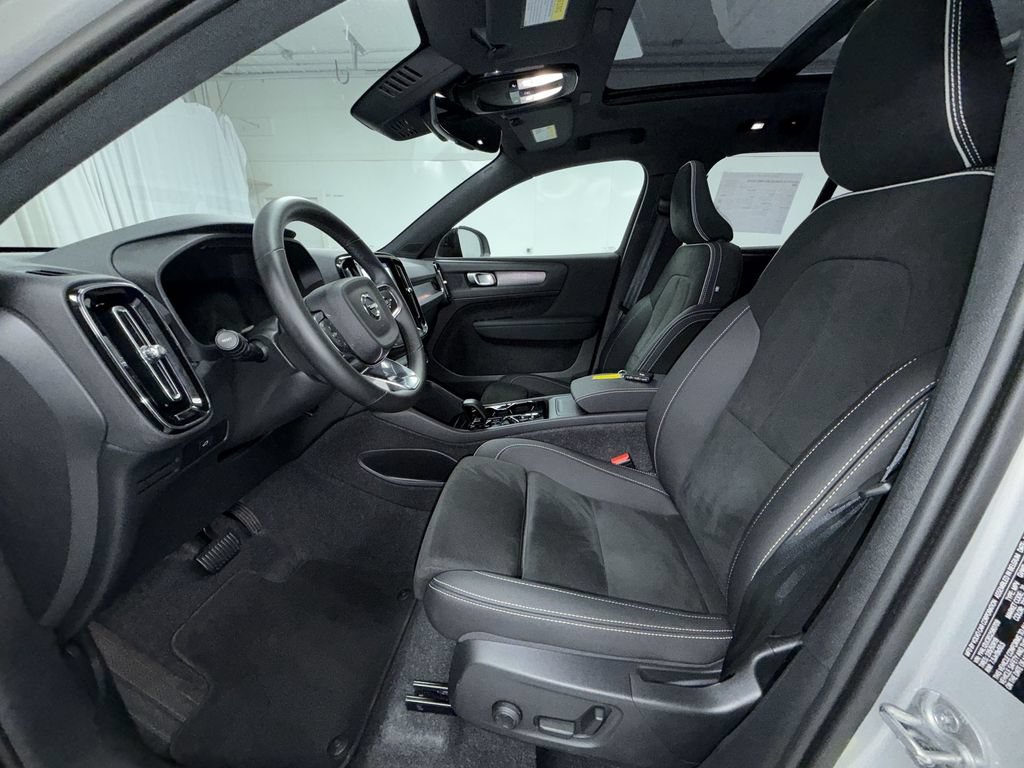 Used 2025 Volvo XC40 B5 Plus AWD/4WD image 12