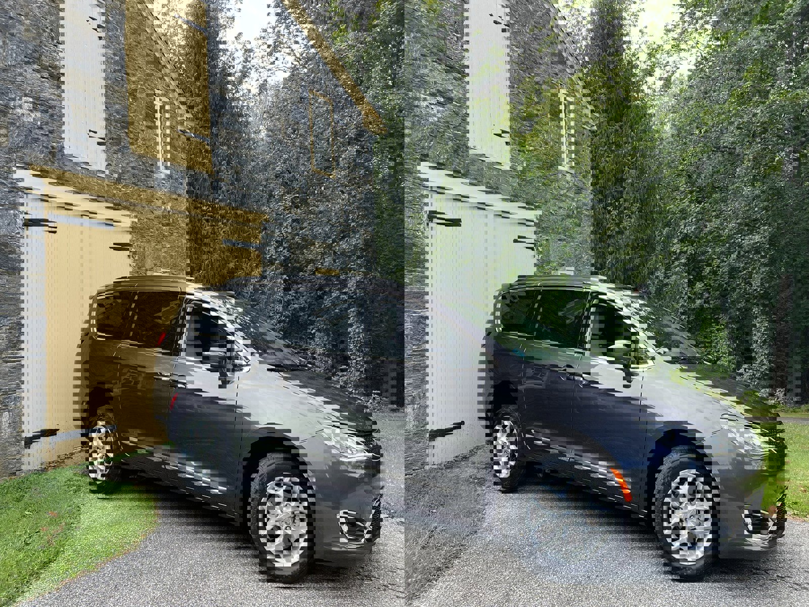 Used 2017 Chrysler Pacifica Touring-L w/ Tire & Wheel Group image 33