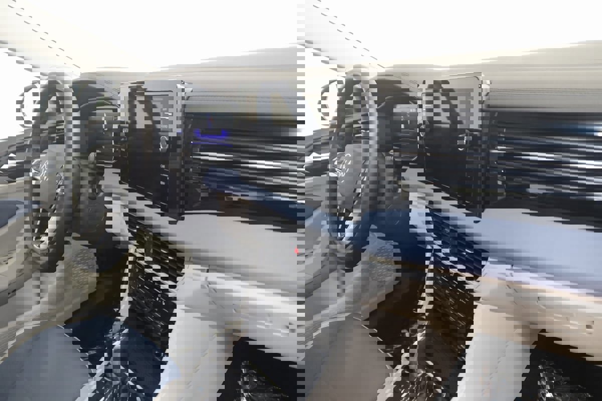 Used 2025 Volkswagen Jetta SE image 36