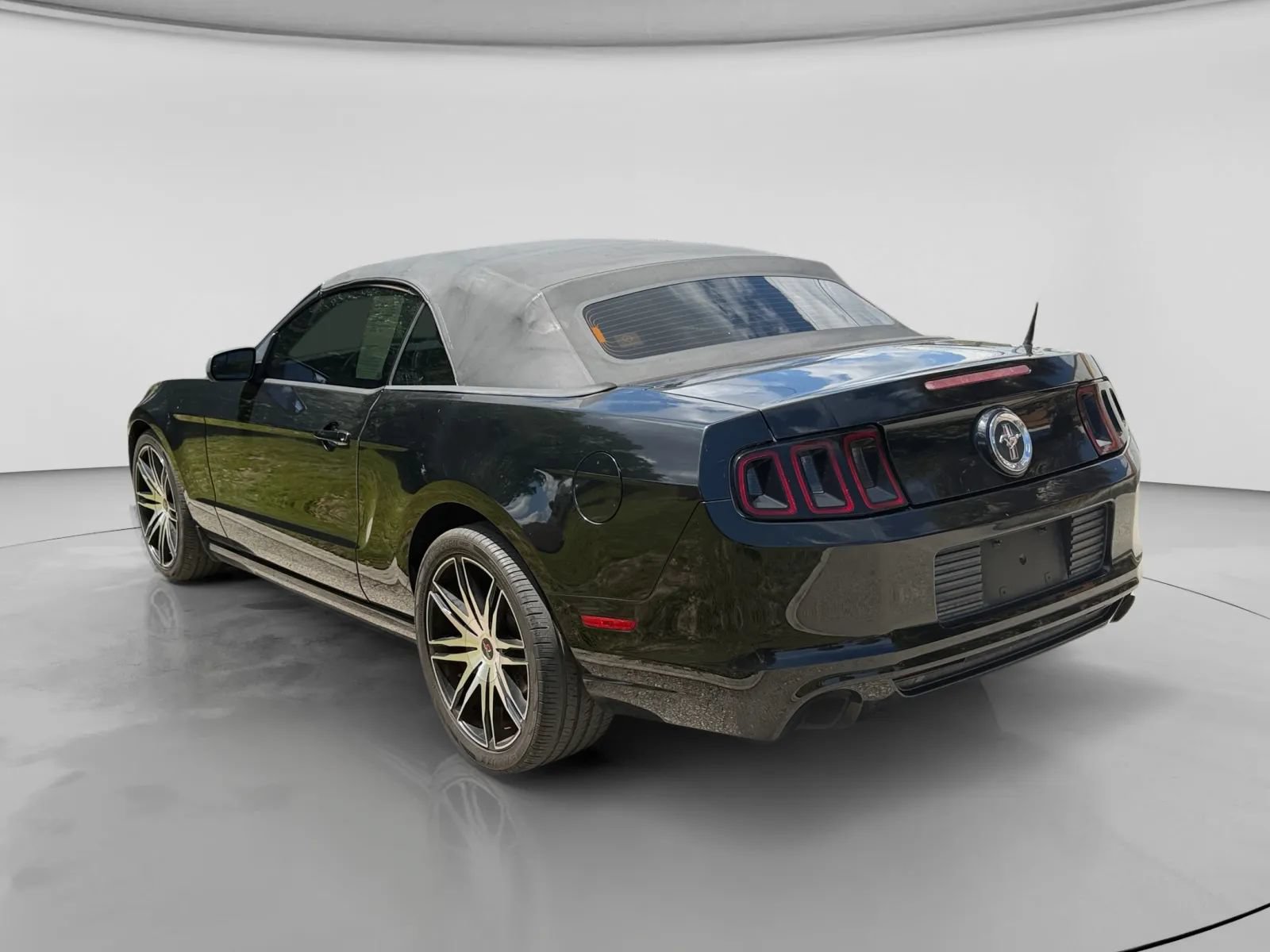 Used 2014 Ford Mustang Convertible RWD image 3
