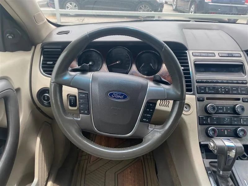 Used 2010 Ford Taurus SEL image 17