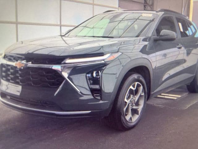 Used 2025 Chevrolet Trax LT FWD image 3