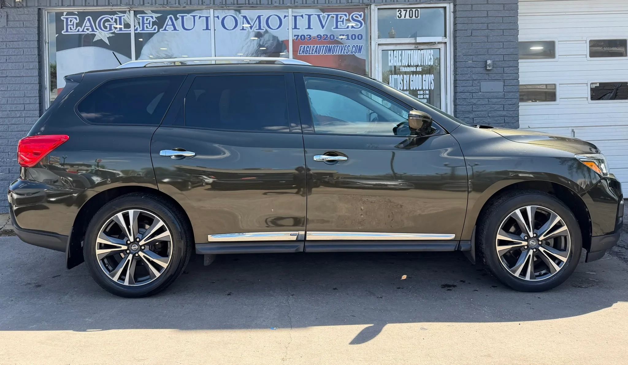 Used 2017 Nissan Pathfinder Platinum w/ Cargo Package AWD/4WD image 2