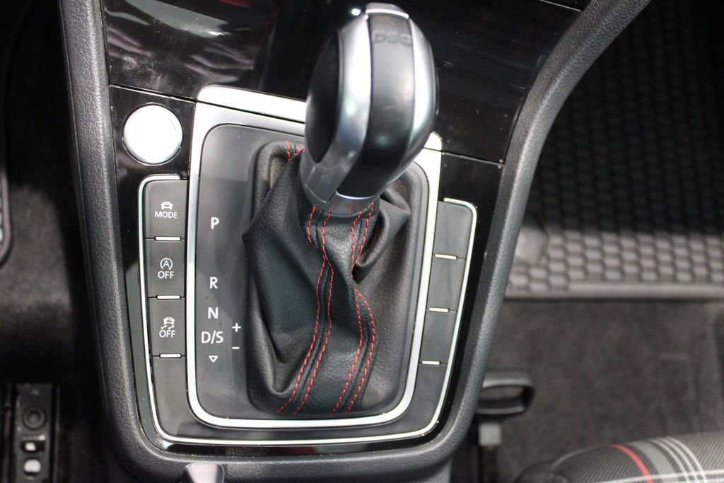 Used 2018 Volkswagen GTI SE image 15
