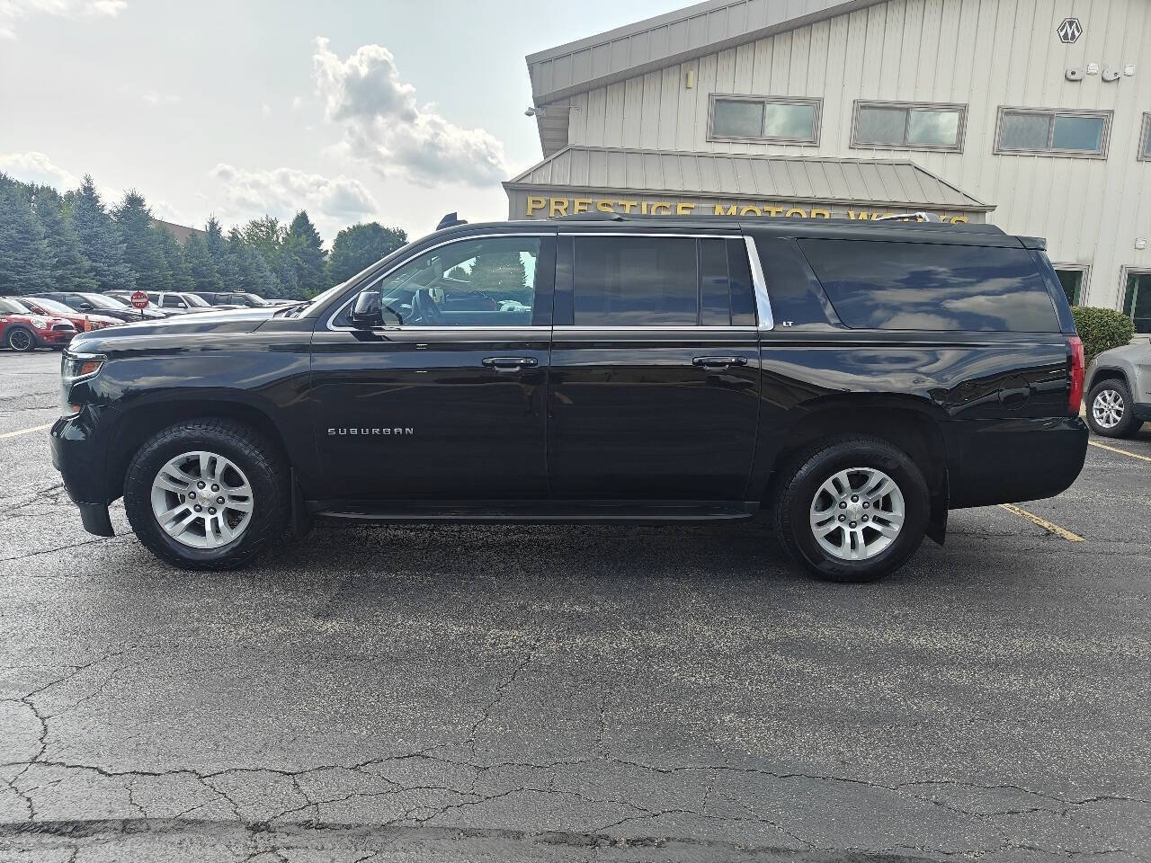 Used 2020 Chevrolet Suburban LT w/ Luxury Package AWD/4WD image 2