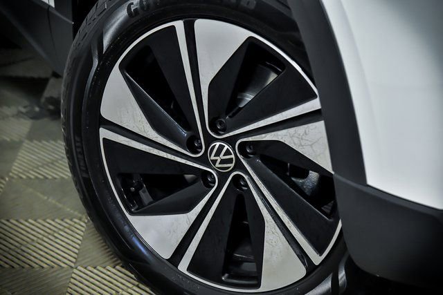 Certified 2025 Volkswagen Taos SE w/ Panoramic Sunroof Package AWD/4WD image 3