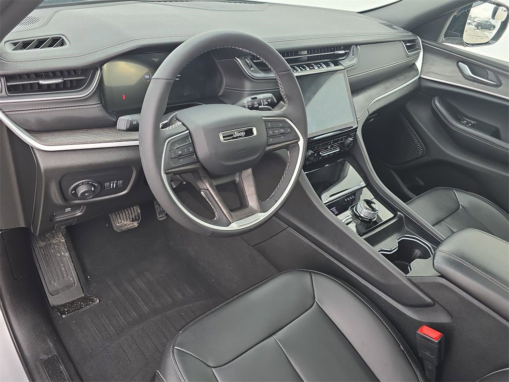 Used 2025 Jeep Grand Cherokee Limited w/ Black Appearance Package image 10