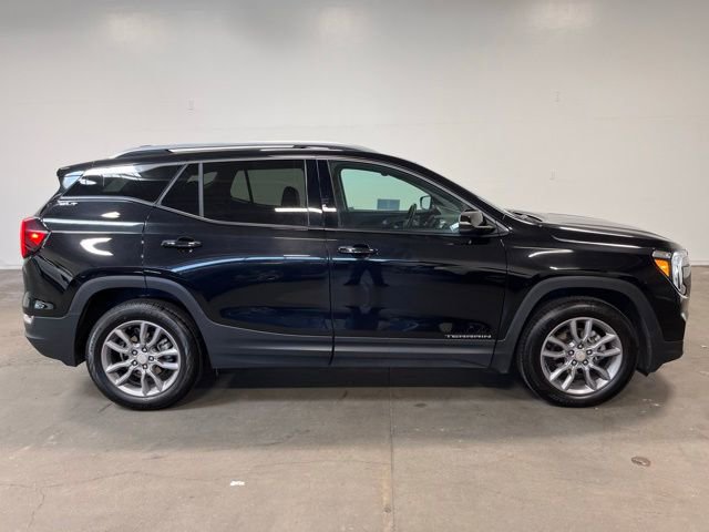 Used 2024 GMC Terrain SLT image 2
