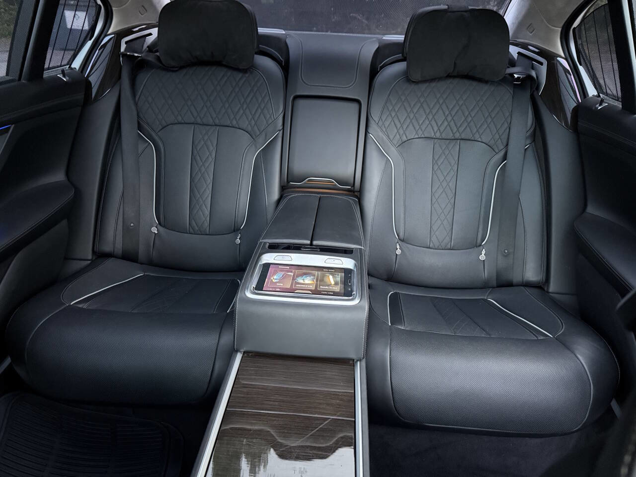Used 2016 BMW 750i xDrive image 1