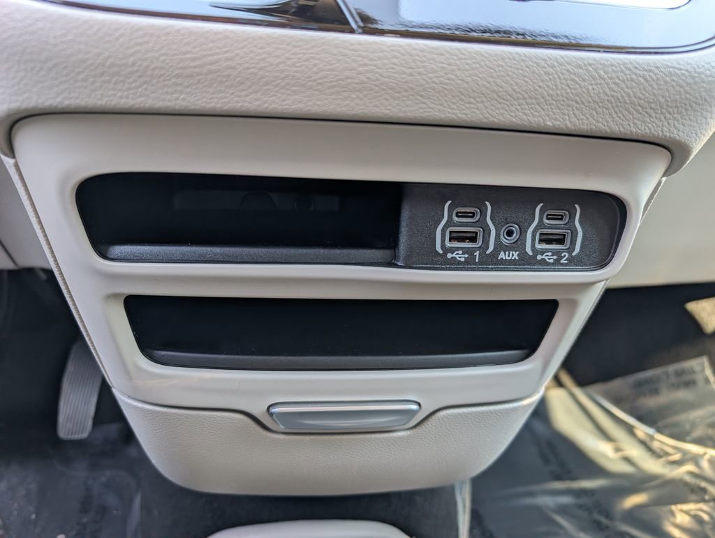 Used 2024 Chrysler Pacifica Touring-L FWD image 33