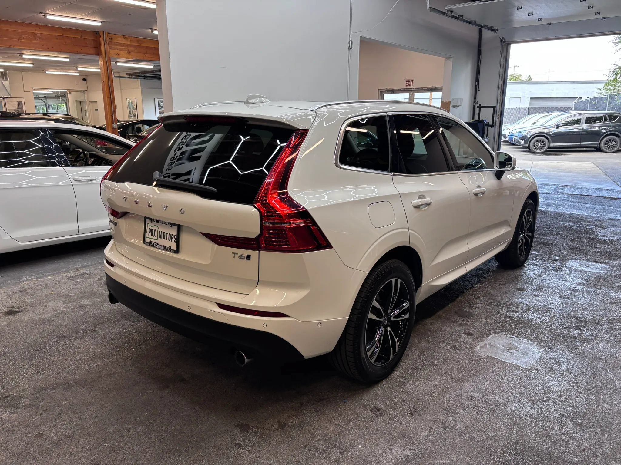 Used 2018 Volvo XC60 T6 Momentum w/ Vision Package AWD/4WD image 6