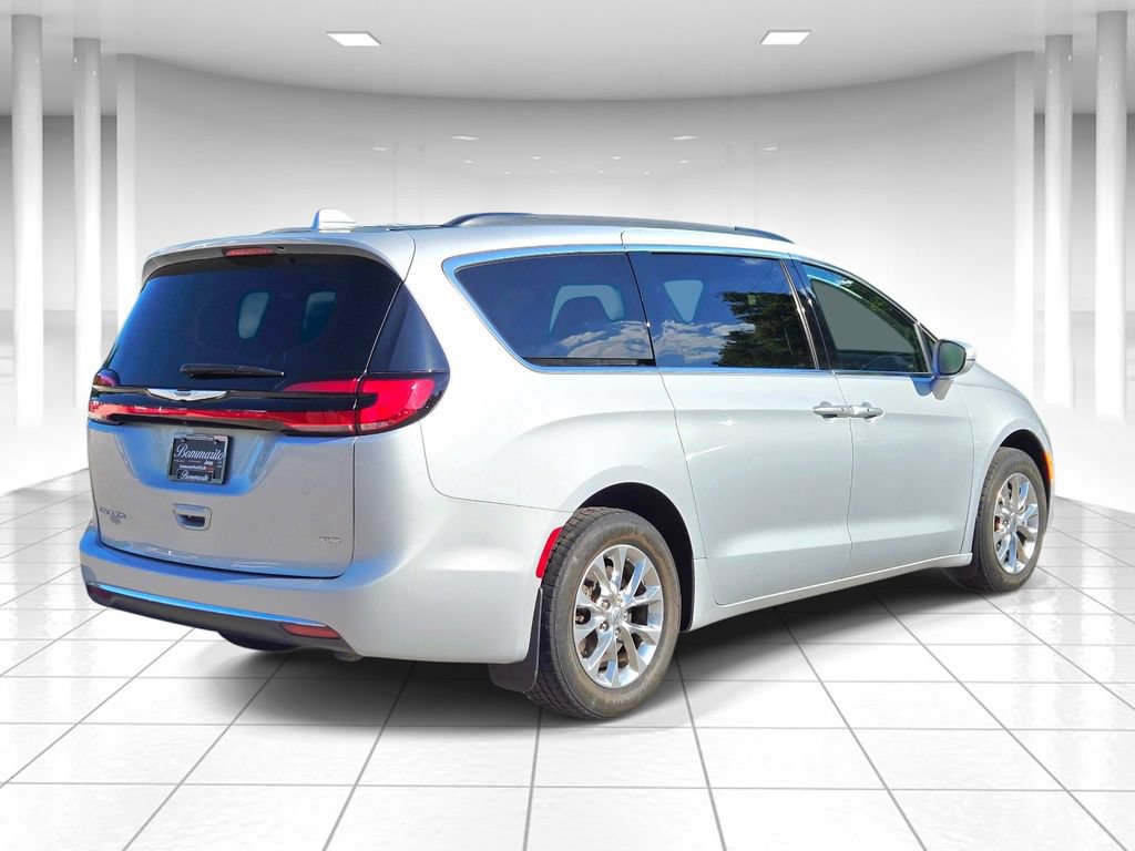 Used 2022 Chrysler Pacifica Touring-L AWD/4WD image 3