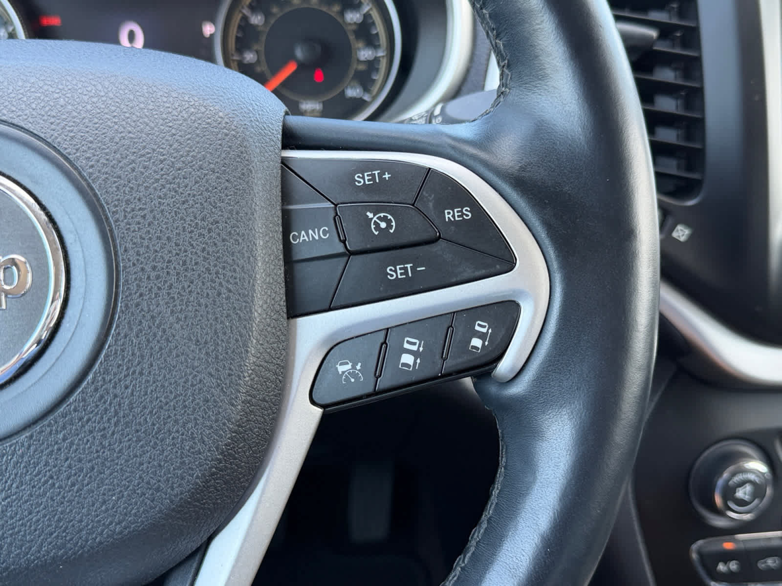Used 2015 Jeep Cherokee Limited w/ Luxury Group AWD/4WD image 47