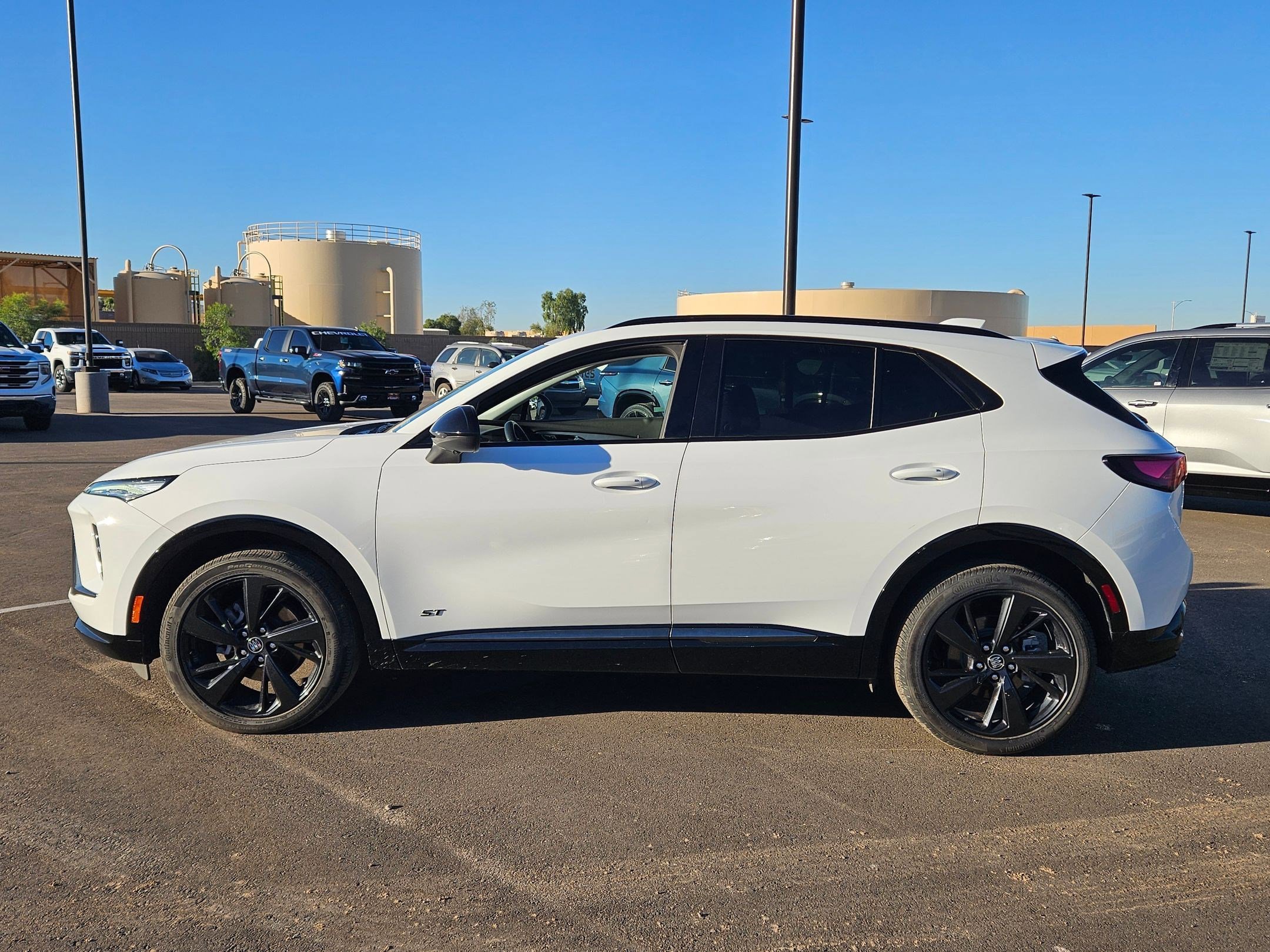 Used 2025 Buick Envision Sport Touring image 2