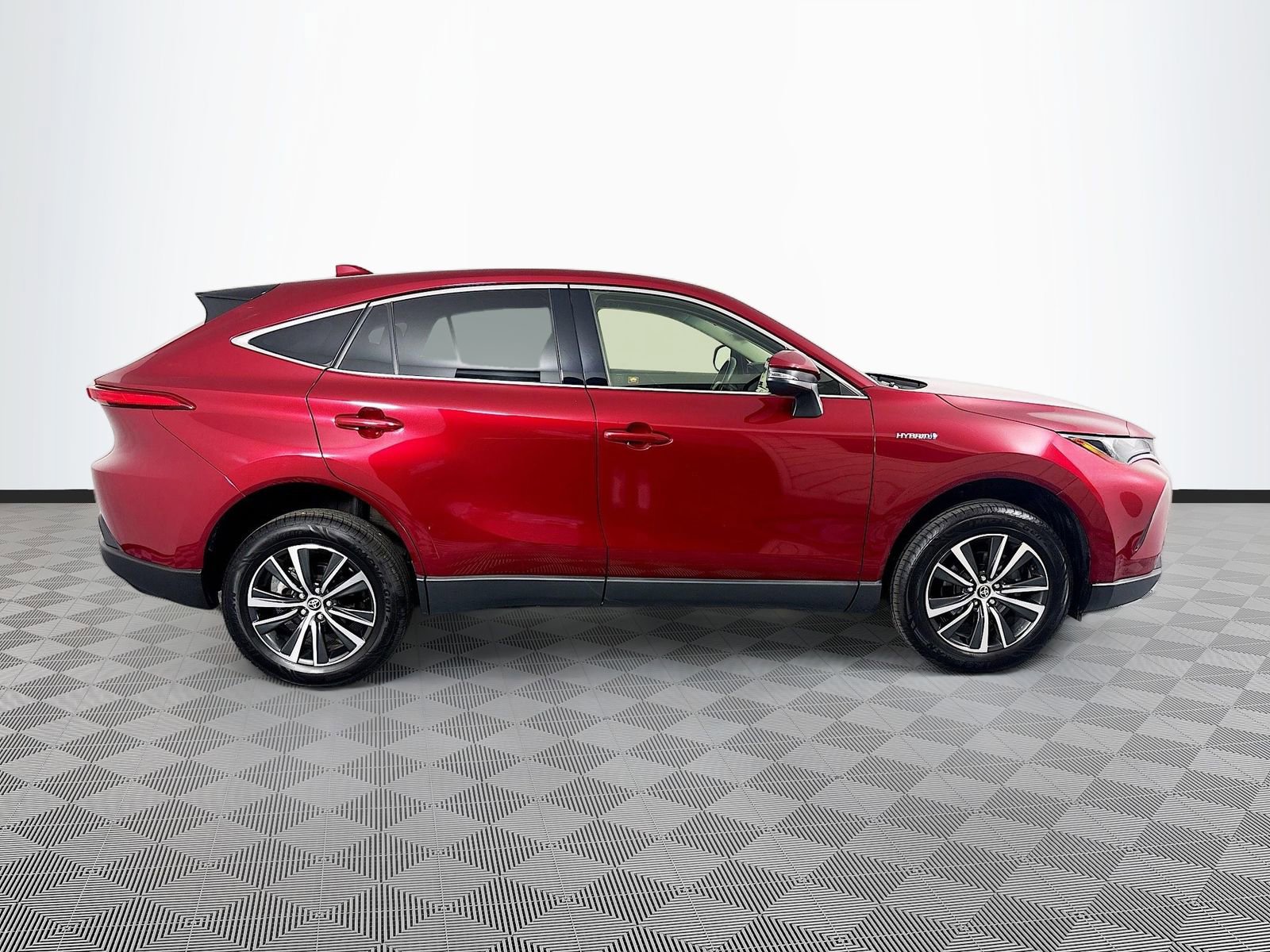 Used 2021 Toyota Venza LE AWD/4WD image 8