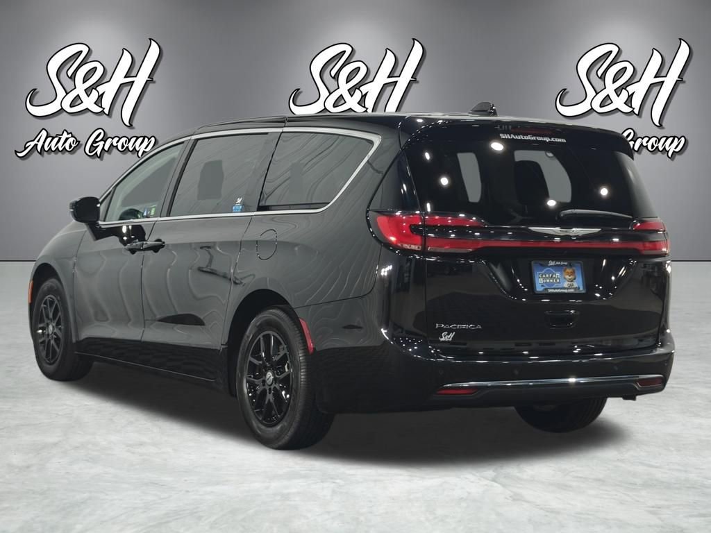 Used 2024 Chrysler Pacifica Touring-L image 15