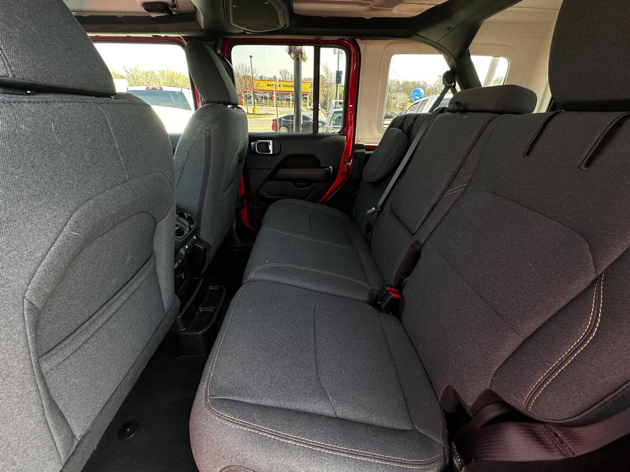 Used 2025 Jeep Wrangler Sahara image 9