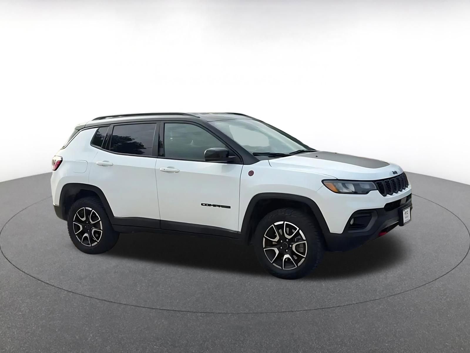 Used 2025 Jeep Compass Trailhawk AWD/4WD image 2