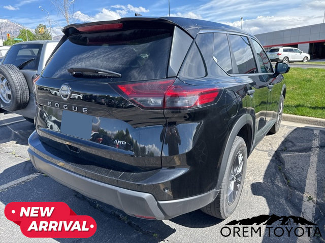 Used 2024 Nissan Rogue S image 2