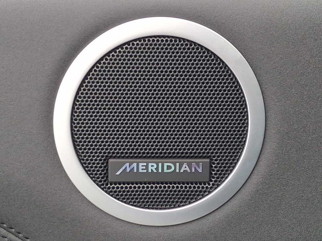 Certified 2025 Land Rover Discovery S image 24