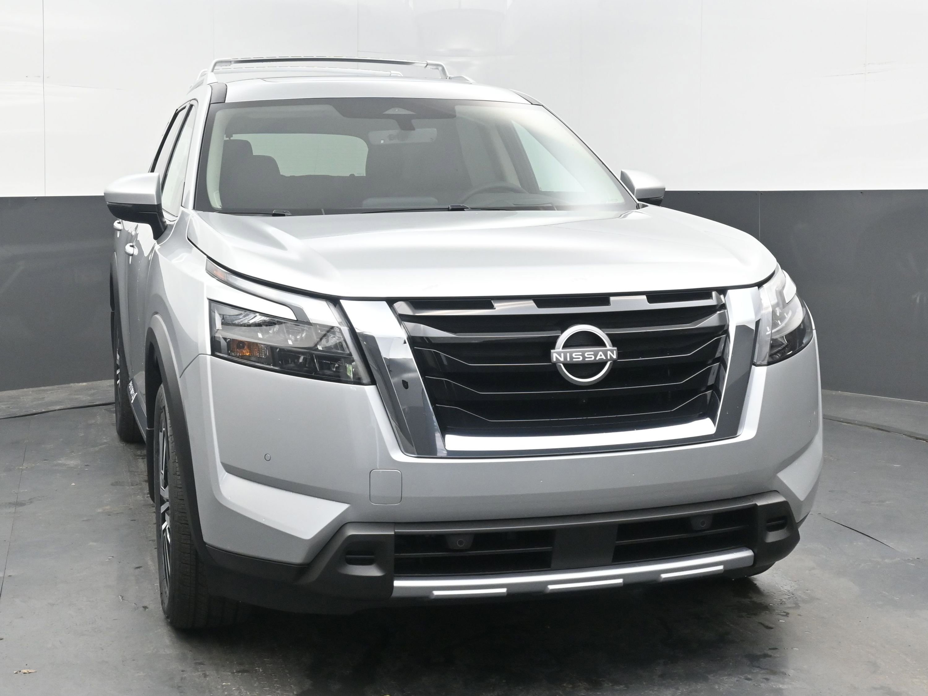 New 2025 Nissan Pathfinder Platinum image 2
