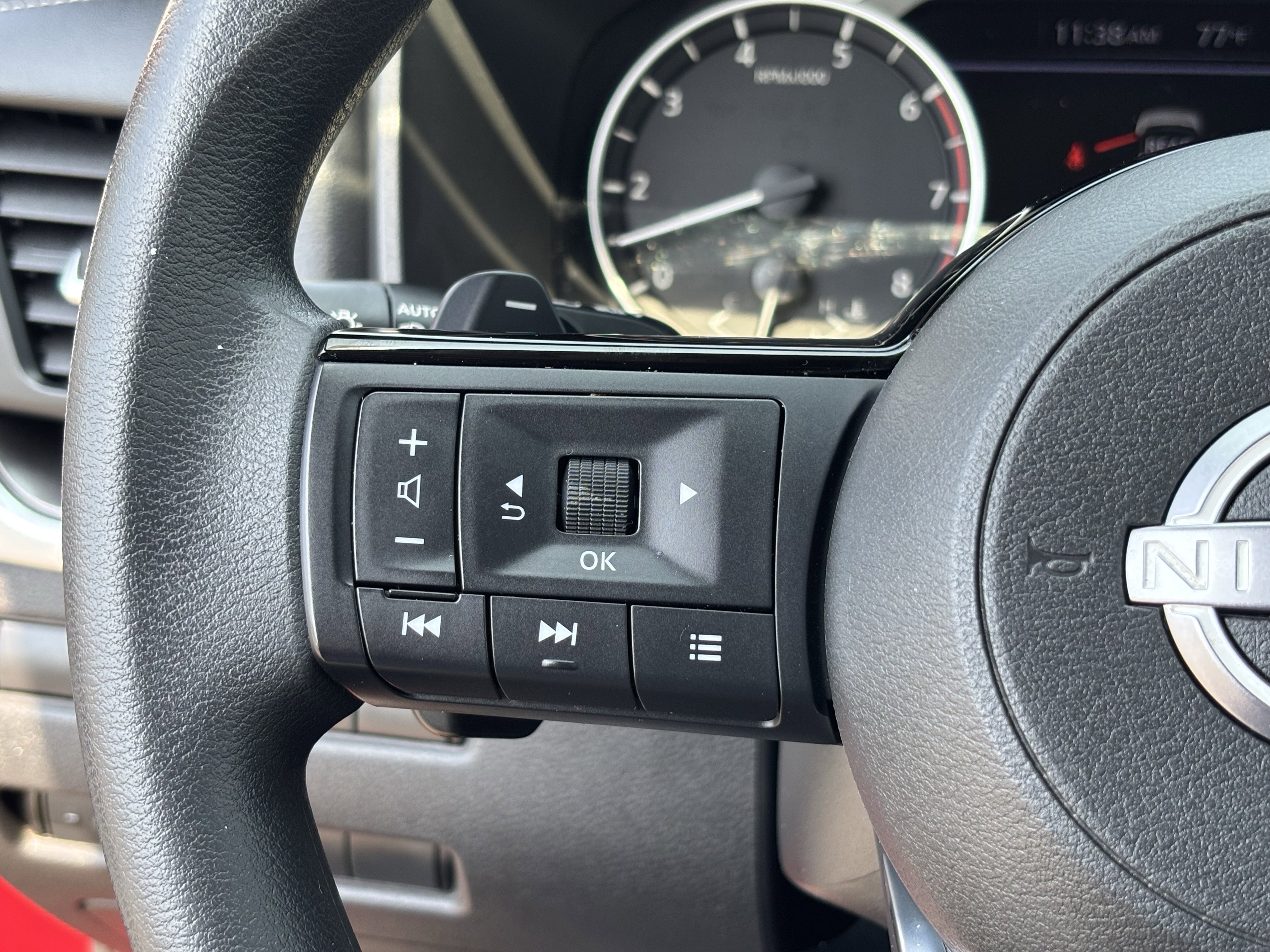 Used 2023 Nissan Rogue SV image 28