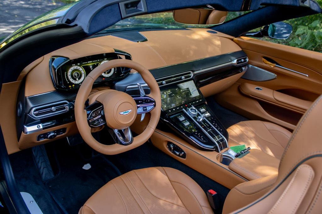 Used 2026 Aston Martin V8 Vantage Coupe image 3