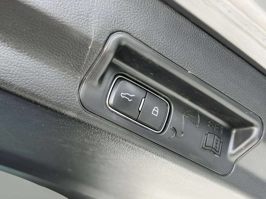 Used 2022 Ford Explorer XLT w/ Equipment Group 202A AWD/4WD image 16