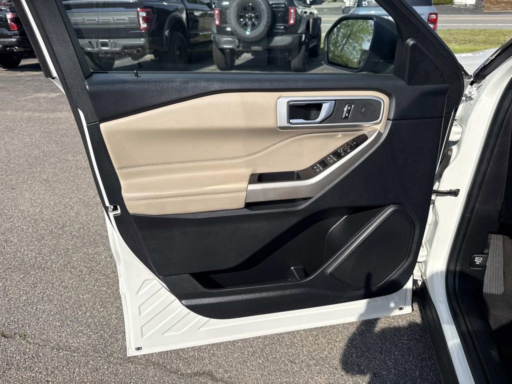 Used 2022 Ford Explorer XLT w/ Equipment Group 202A AWD/4WD image 19