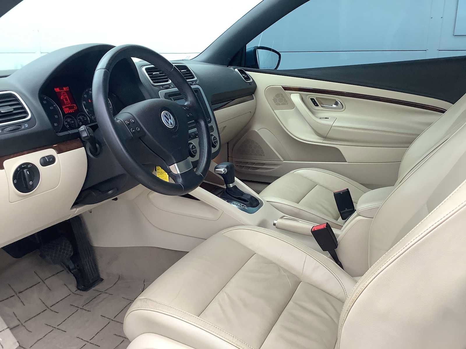 Used 2009 Volkswagen Eos Lux FWD image 3